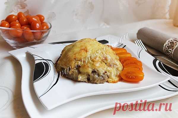 Котлета "Сугроб" "Сугробы" - это необычные и очень вкусные котлетки на новогодний стол. Конечно,такие котлеты можно приготовить и на обед, и на ужин, но они по праву займутдостойное место на праздничном столе. По сути - обычные котлетки, однако они действительно похожи на маленькие сугробы. В основании - мясной фарш, затем слоями выкладывается начинка.   А на ней слоями - обжареные шампиньоны, картофель,тёртый сыр. И всё это изобилие полив!