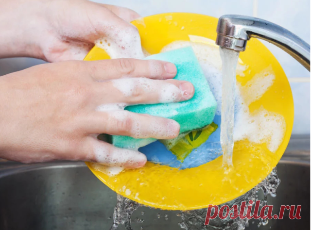 ДОМАШНЯЯ УНИВЕРСАЛЬНАЯ ПАСТА ДЛЯ МЫТЬЯ ПОСУДЫ


 Такая паста с легкостью справляется с очень сильными загрязнениями на любой посуде, смывает остатки жира даже в ХОЛОДНОЙ воде. К тому же она совершенно безвредна, ею можно пользоваться и при отсутствии проточной воды.

Для приготовления пасты нам понадобятся:

обычное хозяйственное мыло,
горчица,
сода,
нашатырный спирт.


Готовим:

Натираем на терке 50 г хозяйственного мыла, заливаем его небольшим количеством горячей воды и ...