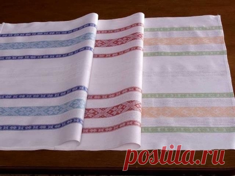 Попробуйте постирать полотенце так: в большой таз насыпать 
3 ст. ложки стирального порошка, 
3 ст. ложки отбеливателя для белья
3 ст. ложки пищевой соды,
3 ст. ложки обычного растительного масла.
Залить очень горячей водой или кипятком из чайника. 
На ночь замачить полотенца, а утром стирать их в стиральной машинке (автомат) в режиме быстрой стирки. 

Попробуйте, и вы не пожалеет! Трудновыводимые пятна отстираются, это проверено. 

На ведро КИПЯЩЕЙ воды - 2 столовые ложки...