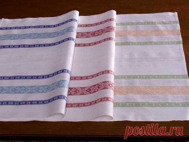 Попробуйте постирать полотенце так: в большой таз насыпать 
3 ст. ложки стирального порошка, 
3 ст. ложки отбеливателя для белья
3 ст. ложки пищевой соды,
3 ст. ложки обычного растительного масла.
Залить очень горячей водой или кипятком из чайника. 
На ночь замачить полотенца, а утром стирать их в стиральной машинке (автомат) в режиме быстрой стирки. 

Попробуйте, и вы не пожалеет! Трудновыводимые пятна отстираются, это проверено. 

На ведро КИПЯЩЕЙ воды - 2 столовые ложки...