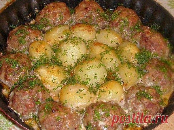 6 вкусных рецептов мясных блюд 

1) Котлетки с картошкой в сметанно-томатном соусе 

Ингредиенты: 
● Фарш-400 гр. 
● Лук,чеснок, 
● Яйцо, 
● Булка(замочить в хол. молоке). 
● Мука-2 стол.л.(для панировки). 

Приготовление: 
Приготовить фарш(как на котлетки),разделить,каждый шарик запанировать в муке.Уложить в смаз. форму,а середину картофель. Запекать в разогр. духовке 15 минут,при 220*. Для соуса смешать 2 стол.л сметаны 1 стол.л кетчупа 0.5 стакана воды,соль,перец. Залит...