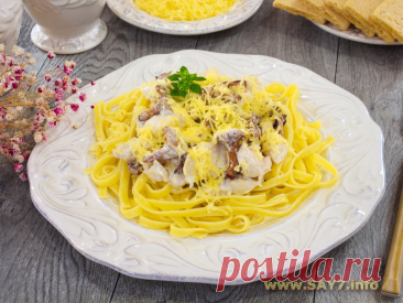 Куриное филе с лисичками в сливочном соусе. Очень вкусное блюдо. Лисички придают особенный вкус, советую их не заменять. Я использовала замороженные лисички, которые прежде были отварены. Если вы используете свежие лисички, их надо обязательно отварить, чтобы в готовом блюде они не горчили. Отварить их надо в подсоленой воде в течение 15-20 минут.