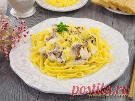 Куриное филе с лисичками в сливочном соусе. Очень вкусное блюдо. Лисички придают особенный вкус, советую их не заменять. Я использовала замороженные лисички, которые прежде были отварены. Если вы используете свежие лисички, их надо обязательно отварить, чтобы в готовом блюде они не горчили. Отварить их надо в подсоленой воде в течение 15-20 минут.