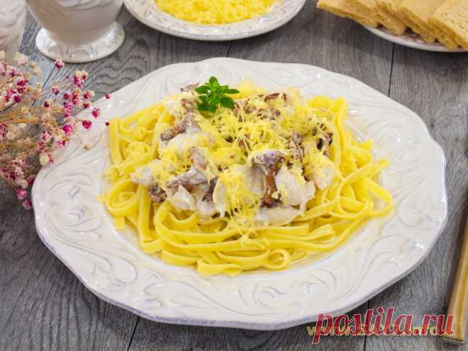 Куриное филе с лисичками в сливочном соусе. Очень вкусное блюдо. Лисички придают особенный вкус, советую их не заменять. Я использовала замороженные лисички, которые прежде были отварены. Если вы используете свежие лисички, их надо обязательно отварить, чтобы в готовом блюде они не горчили. Отварить их надо в подсоленой воде в течение 15-20 минут.