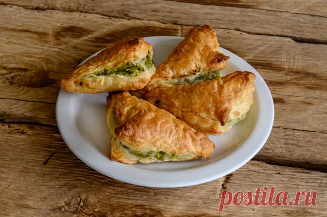 Слойки с курицей и шпинатом рецепт с фото пошагово Слойки с курицей и шпинатом - пошаговый кулинарный рецепт приготовления с фото, шаг за шагом. Просматривайте этот и другие пины на доске Слоеное тесто пользователя Елена.
Теги
Слойки с курице и шпинаном рецепт с фото
Слоеные пирожки с творогом и курагой.
Простой в приготовлении рецепт, из которого можно приготовить очень вкусные и красивые пирожки, которые понравятся всем.
Эти слоеные пирожки не оставят равнодушными любителей творога и сухофру…