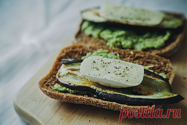 Сэндвич с баклажаном и соусом из брокколи - KitchenMag.ru
