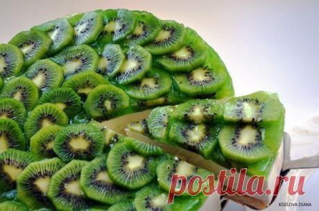 КИВИНЧИК - торт творожный !!! *Корж: крошка бискв/печенья 200г +лесн/орехи 100г +раст/слив/масло 150г, смешать,в смаз/форму d 26 см, утромбовать! *Начинка: вода+желатин, настоять. В миксер:  творог 500г +сахар 150г +лимон/сок 2шт. Желатин подогреть, и ввести в твор/массу +взбит/сливки 250г в пену +апельс/ликер 4с/л. Выложить в форму, ровняя, и в холод на 2-3ч. *Верхний  слой: киви 5шт -кружки на торт, и заливка: желатин 1уп +вода+сахар 2с/л. *В холод -  и торт готов. Изумительно !!!