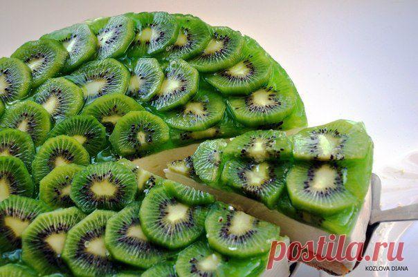 КИВИНЧИК - торт творожный !!! *Корж: крошка бискв/печенья 200г +лесн/орехи 100г +раст/слив/масло 150г, смешать,в смаз/форму d 26 см, утромбовать! *Начинка: вода+желатин, настоять. В миксер:  творог 500г +сахар 150г +лимон/сок 2шт. Желатин подогреть, и ввести в твор/массу +взбит/сливки 250г в пену +апельс/ликер 4с/л. Выложить в форму, ровняя, и в холод на 2-3ч. *Верхний  слой: киви 5шт -кружки на торт, и заливка: желатин 1уп +вода+сахар 2с/л. *В холод -  и торт готов. Изумительно !!!