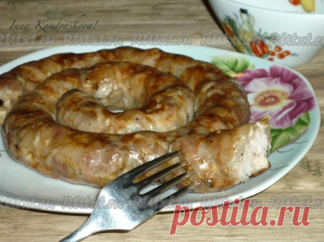 Домашняя рубленая колбаса

Хочу предложить рецепт очень вкусного блюда - домашней рубленой колбасы из свинины. В отличие от всех остальных сортов колбасы, приготовленных дома, эта получается на вкус более мясистой, в ней ощущаются кусочки мяса. Такое блюдо украсит любой праздничный стол, а мясоеды будут в восторге. Попробовав однажды такую колбасу, Вы уже никогда не захотите есть магазинную.  
Для приготовления домашней рубленой колбасы потребуется: 
мякоть свинины - 0,5 к...