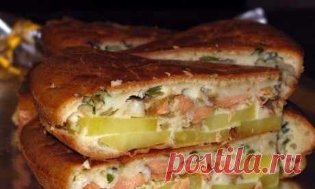 РЫБНЫЙ ЗАЛИВНОЙ ПИРОГ С КАРТОШКОЙ 
ИНГРЕДИЕНТЫ:
● Яйца – 3 шт
● Мука – 1 ст
● Сметана – 0,5 ст
● Майонез – 0,5 ст
● Сода гашеная
● Соль, перец
● Картофель – 4-5 шт.
● Рыба г/к ~300гр.
● консервы – 2шт.
● Лук репчатый – 1-2 шт.
ПРИГОТОВЛЕНИЕ: 
Смешать яйца, сметану, майонез, муку, соль, перец и гашеную соду – заливка готова. Форму (сковороду) смазать маслом. По дну разложить порезанный кружочками сырой картофель, сверху кружочки лука и на лук кусками рыбу. Всё это залить тестом и отправить в ду