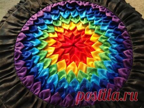 Яркая подушка или пуфик в форме цветка из лоскутов — Рукоделие