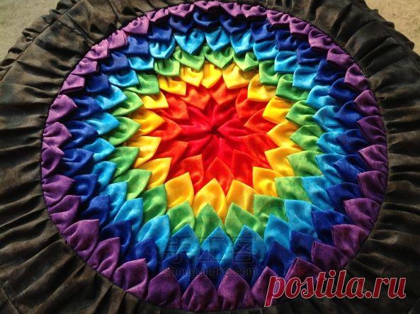 Яркая подушка или пуфик в форме цветка из лоскутов — Рукоделие