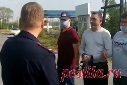 Появились фото следственных действий с обвиняемым в убийстве девочки в Тюмени. С обвиняемым в убийстве 8-летней девочки в Тюмени Виталием Бережным провели следственный эксперимент. На снимках Бережной показывает следователю, как упаковывал тело девочки. По его словам, он использовал мусорные пакеты, коробку и пленку.