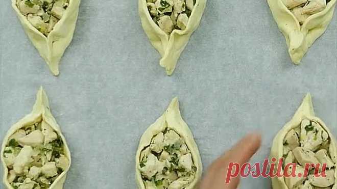 Лодочки из слоеного теста с куриной начинкой