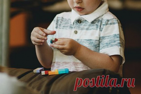 Родителям подсказали способ убедить бабушек помогать с внуками. Коуч по отношениям Колин Нолан подсказала читательнице, мать которой избегает общения с внуками, способ убедить ее иногда помогать с детьми. По словам женщины, у нее две маленькие дочери, и у одной из них проблемы со здоровьем. Ее родители избегают помощи с внуками и подводят, когда их просят посидеть с ребенком.