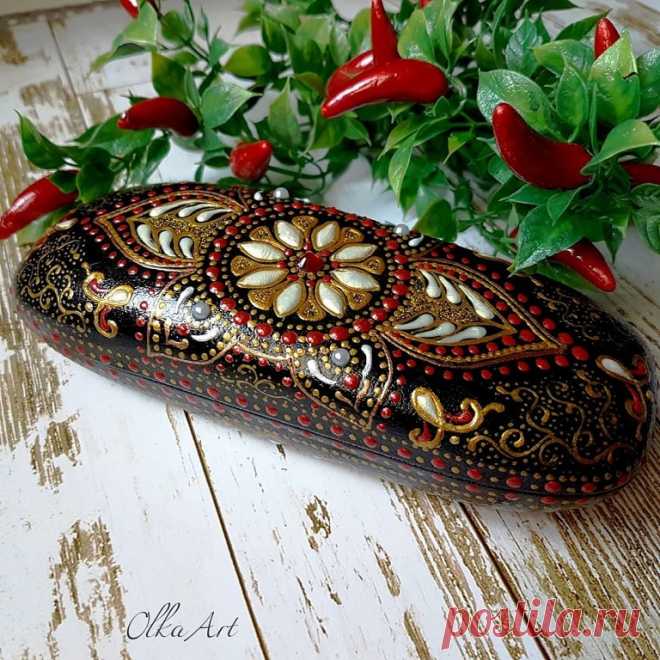 Добрый день мои хорошие!
Я к вам с новым футляром для очков, сделан по заказу чудесного мастера тортов и всяческих вкусностей @venerka_cakes . ☘этот футляр выполнен в новом цвете, с использованием уже моего любимого Cadence, жидкого золотистого жемчуга Таир и золотистого глиттера WizzArt.
☘результат мне нравится! А вам как?
☘завтра устрою голосование в сторис по цветовому предпочтению, буду очень рада любому вашему выбору.
_______
#футляры #футлярдляочков #женскийфутляр #о...
