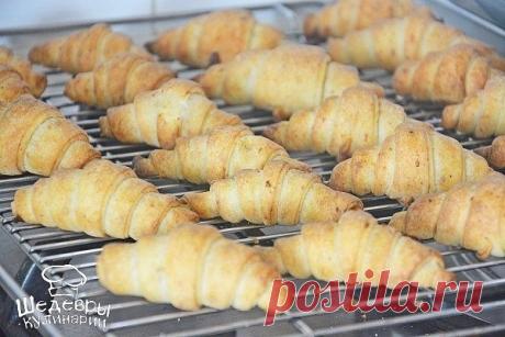 РОГАЛИКИ С ПОВИДЛОМ 🍓

ИНГРЕДИЕНТЫ:
● 300 г творога (желательно не очень влажного)
● 300 г муки
● 250 г сливочного масла
● 1 крупное яйцо
● 1 щепотка соли
● 1 ч.л. без горки разрыхлителя
● 1 пакетик сахара с семенами ванили (15 г)
● повидло для начинки (у меня сливовое)
● сахарная пудра для посыпки

ПРИГОТОВЛЕНИЕ:
1. Для начала любым удобным для вас способом 250 г муки смешиваем с холодным маслом до получения вот такой средне-мелкой крошки.
2. Затем в эту смесь муки и мас...