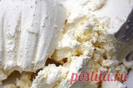 5 полезных фактов про творог.
Творог может быть очень полезным и важным компонентом в меню бодибилдера и любого спортсмена. 5 важных фактов о твороге помогут принять решение включить его в свой рацион.
1. Сыры могут быть мягкими и твердыми. Творог или домашний сыр относится к мягким сырам. Творог очень просто готовится из молока. После этого его в отличие от других сыров не подвергают прессованию и длительной выдержке. Главная особенность творога - это высокое содержание молочного белка казеин