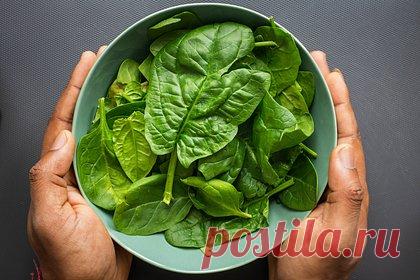 Диетологи назвали шесть способов ускорить похудение. Для ускорения процесса похудения необходимо есть больше зелени и сочетать углеводы с белками, считают диетологи. Диетолог Лиза Московиц убеждена, что зелень помогает сжигать висцеральный жир. В частности она порекомендовала обратить внимание на шпинат, рукколу и капусту кале.