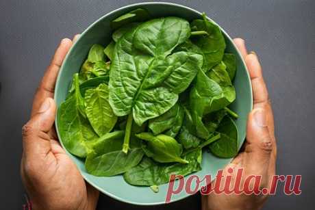 Диетологи назвали шесть способов ускорить похудение. Для ускорения процесса похудения необходимо есть больше зелени и сочетать углеводы с белками, считают диетологи. Диетолог Лиза Московиц убеждена, что зелень помогает сжигать висцеральный жир. В частности она порекомендовала обратить внимание на шпинат, рукколу и капусту кале.