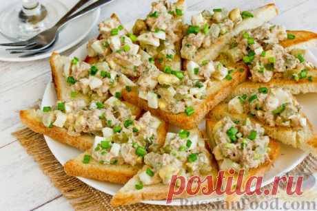 Рецепт: Гренки с тунцом, яйцами и маринованными огурцами на RussianFood.com