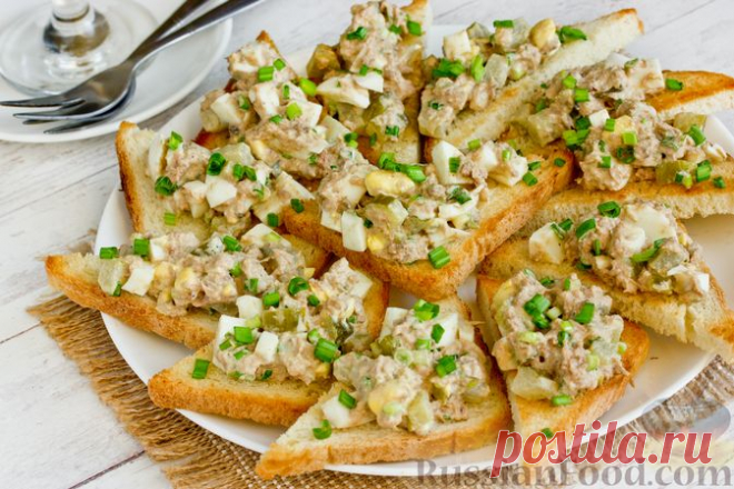 Рецепт: Гренки с тунцом, яйцами и маринованными огурцами на RussianFood.com