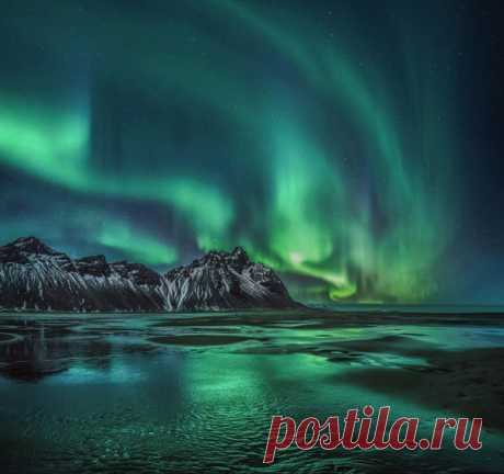 Аврора над горным массивом Вестрахорн, Исландия. Фотограф – Михаил Щеглов: nat-geo.ru/photo/user/120131/ Спокойной ночи.