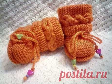 Пинетки спицами с поперечной косой 

Размер: 3-6 мес.
Материалы: пряжа Gazzal Baby Wool XL (40% мерино, 40% акрил, 20% нейлон, 50 г./100 м.), спицы 4.0 мм.
Плотность вязания: 21 петля = 10 см.

Подошва: набрать 36 петель.

1-й ряд (изн. сторона): кром. петля, лицевые петли, кром. петля.
2-й ряд (лиц. сторона): кром. петля, 1 лиц., прибавить петлю влево, 15 лиц., прибавить петлю вправо, 2 лиц., прибавить петлю влево, 15 лиц., прибавить петлю вправо, 1 лиц., кром. петля.
3-й...