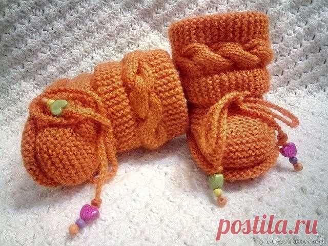 Пинетки спицами с поперечной косой 

Размер: 3-6 мес.
Материалы: пряжа Gazzal Baby Wool XL (40% мерино, 40% акрил, 20% нейлон, 50 г./100 м.), спицы 4.0 мм.
Плотность вязания: 21 петля = 10 см.

Подошва: набрать 36 петель.

1-й ряд (изн. сторона): кром. петля, лицевые петли, кром. петля.
2-й ряд (лиц. сторона): кром. петля, 1 лиц., прибавить петлю влево, 15 лиц., прибавить петлю вправо, 2 лиц., прибавить петлю влево, 15 лиц., прибавить петлю вправо, 1 лиц., кром. петля.
3-й...