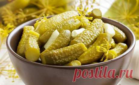 РЕЦЕПТ САМЫХ ВКУСНЫХ СОЛЕНЫХ ОГУРЦОВ 

У огурцов срезаем кончики и погружаем их в ведро со студеной, соленой водой (3 столовые ложки соли на 1 литр воды) на 12 часов. Затем в простерилизованные банки (допустим, в трехлитровые) закладываем на дно хрен, 4-5 смородиновых листов, 3 листа вишни, 2 головки укропа и 6-8 порезанных (так он выделяет больше эфирных масел) на дольки чесночков. Далее ставим огурчики впритык и сверху снова кладем 5-6 смородиновых листов, 2 зонтика укро...