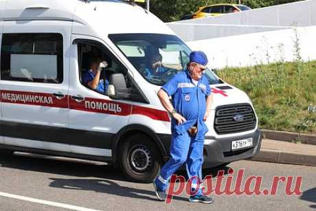 Россиянин избил напавшего с ножом на женщину экс-супруга и отправил его в кому. В Симферополе 40-летний мужчина избил 37-летнего бывшего мужа своей избранницы, когда тот напал на женщину с ножом. Экс-супруг продолжал преследовать потерпевшую после развода, а 22 июля пришел к ней домой и стал угрожать. Во время конфликта мужчина схватил кухонный нож и с ним пошел на бывшую жену.