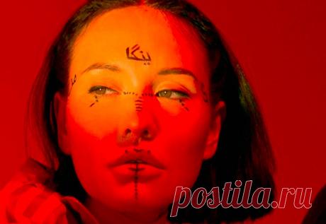 Песня из сериала «Слова пацана» Текст АИГЕЛ Пыяла [Припев] Мәхәббәт пыяласын атасың — карасын Чын бәхет пыяласын бәрәсең, ватасың Күздә күз, күздә күз, күздә күз, нурым ояла Кулда кул, кулда кул, кулда — кулда пыяла Мәхәббәт пыяласын атасың — карасын Чын бәхет пыяласын бәрәсең, ватасың Күздә күз, күздә күз, күздә күз, нурым ояла Кулда кул,