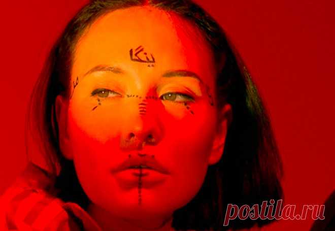 Песня из сериала «Слова пацана» Текст АИГЕЛ Пыяла [Припев] Мәхәббәт пыяласын атасың — карасын Чын бәхет пыяласын бәрәсең, ватасың Күздә күз, күздә күз, күздә күз, нурым ояла Кулда кул, кулда кул, кулда — кулда пыяла Мәхәббәт пыяласын атасың — карасын Чын бәхет пыяласын бәрәсең, ватасың Күздә күз, күздә күз, күздә күз, нурым ояла Кулда кул,