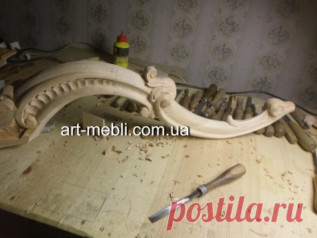 Резная ножка из дерева для стола.