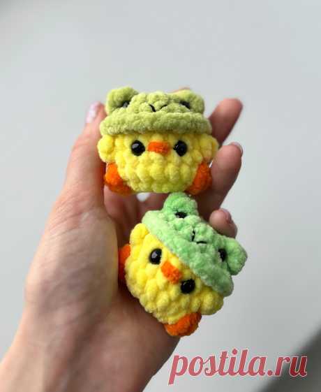 PDF Микро Уточка крючком. FREE crochet pattern; Аmigurumi toy patterns. Амигуруми схемы и описания на русском. Вязаные игрушки и поделки своими руками #amimore - маленький утёнок из плюшевой пряжи, плюшевая уточка в лягушачьей шляпке, утка в шапке лягушонка, птица, птичка.