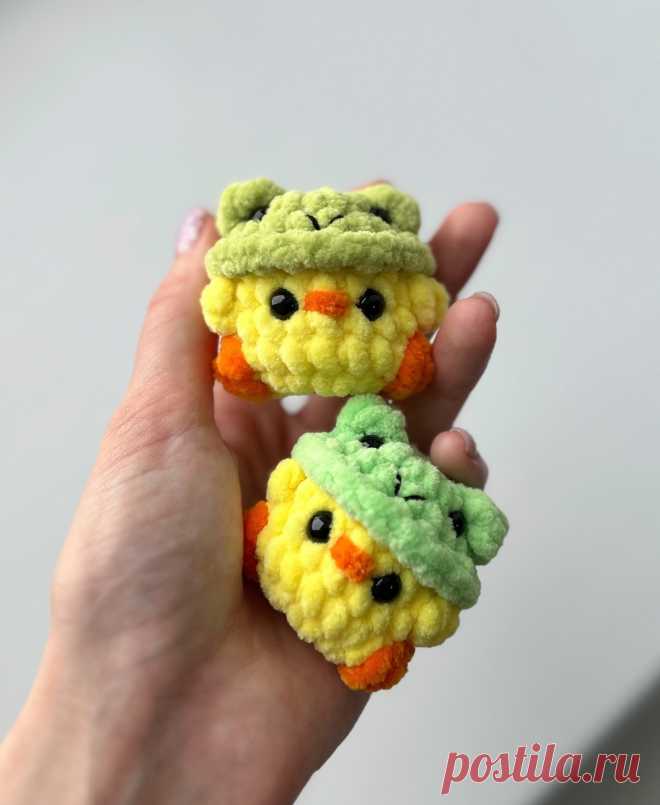 PDF Микро Уточка крючком. FREE crochet pattern; Аmigurumi toy patterns. Амигуруми схемы и описания на русском. Вязаные игрушки и поделки своими руками #amimore - маленький утёнок из плюшевой пряжи, плюшевая уточка в лягушачьей шляпке, утка в шапке лягушонка, птица, птичка.