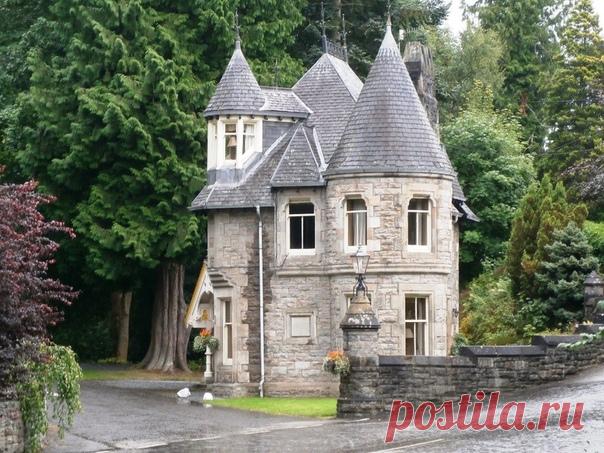 #фэнтези #книга #приключения #сказки_для_взрослых_девочек #АлександраГусарова #проЛЮбовь #любовноефэнтези

Дом понравился. Снаружи особнячок выглядел крохотным, словно это был настоящий теремок из сказки. Только выполнен он был в готическом стиле и облицован гранитной плиткой. Это придавало дому схожесть со старинным рыцарским замком, если бы не его размеры. Внутри же он оказался на удивление просторным.
Показать полностью…