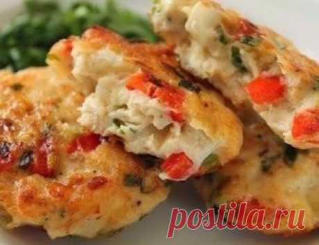 Диетические котлетки
 
Ингредиенты: 
-Грудка куриная - 600 гр 
-Капуста цветная - 300 гр (половина небольшого вилка) 
-Перец болгарский - 1 шт. 
-Сыр твердый - 70-80 гр 
-Яйцо - 2 шт. 
-Сметана - 2 столовые ложки 
-Мука - 2 столовые ложки 
-Зеленый лук - небольшой пучок, 
-петрушка,соль и молотый перец - по вкусу 
 
Приготовление: 
1. Масло растительное для обжаривания котлет. Куриное филе нарезать мелким кубиком,перец болгарский тоже нарезать мелко.Цветную капусту разобра...