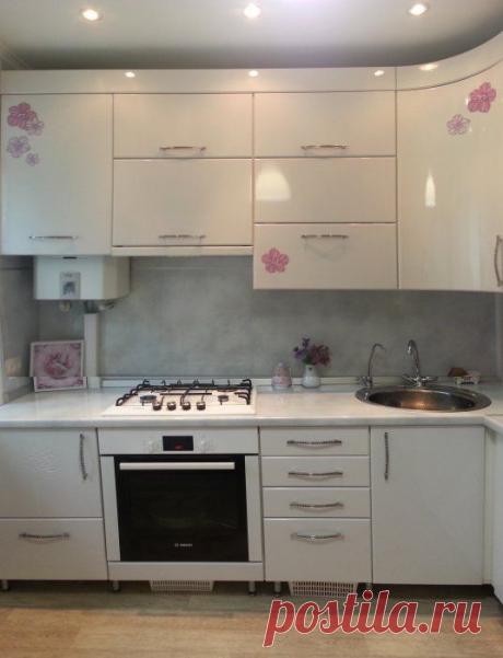 Дизайн белой угловой кухни в хрущевке