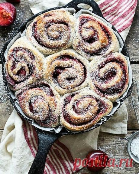 Маковые булочки со сливами а-ля Синнаббон

Ингредиенты:
Дрожжевое тесто:
510 г пшеничной муки
50 г молотого мака
100 г сахара
50 г мягкого масла
240 мл теплого молока
1 пакетик, 7 г, сухих дрожжей

Начинка:
7-8 слив
60 г сахара
1/2 чайной ложки сливового джема или пряничных специй
3 столовые ложки воды
1 столовая ложка кукурузного крахмала + 2-3 столовые ложки воды

Кроме того:
Сахарная пудра
Мак
Сливочный соус

Приготовление:
Перемешайте дрожжи со столовой ложкой сахара и...