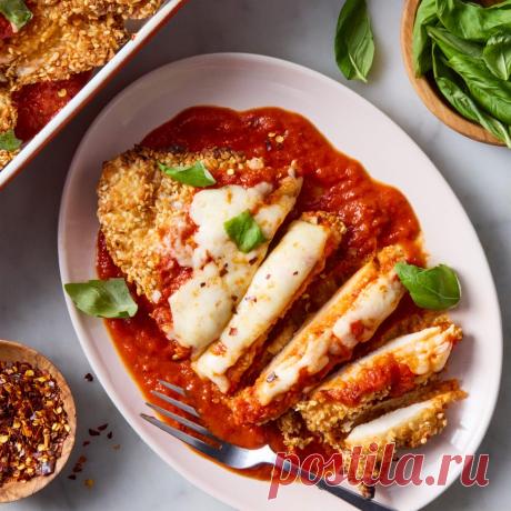 Куриное филе в хрустящей кунжутной корочке запекается с пряным соусом маринара и сыром.