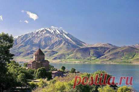 Իմ հայրենիք Վան

Վանը միշտ էլ թուրքի համար վրեժ է եղել,
Ազատության, անկախության դրոշ է եղել,
Գերի քաղաք խիզախ հայկեան,
Սիրտն ու հոգին, դու` հայութեան,
...Օտարության մեջ, պոկված սիրտը` մեր,
Իմ հայրենիք, Վան։

Երաժշտության և խոսքերի հեղինակ՝ Արմեն Մանդակունյան
Կատարում՝ Հայկ Տիգրանյանի
Գոհար սիմֆոնիկ նվագախումբ և երգչախումբ
Դիրիժոր՝ Նատալի Գալստյան
https://youtu.be/uKoJ02YjJ1k?t=59