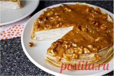 Блинный торт из бананов с йогуртом и глазурью из грецкого ореха
