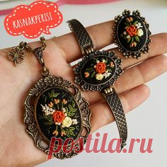 Микровышивка крестником на украшениях