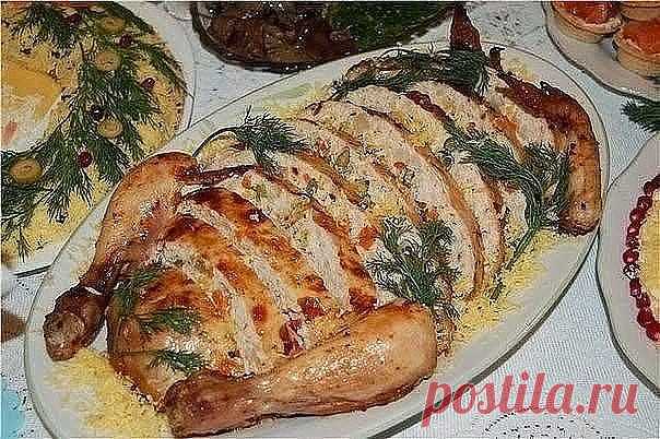 Курица фаршированная ветчиной и сыром

Ингредиенты:
●курица - 1 шт,
●соль,
●перец,
●майонез
для начинки
●ветчина - 100 г,
●сыр твердый - 100 г,
●яйца сырые - 2 шт,
●сливки - 3-4 ст. ложки,
●белый батон - 4 ломтика,
●перец болгарский - 1 шт,
●петрушка - 4 веточки,
●соль,
●перец

Приготовление:

Курочку вымыть и снять с нее кожу, оставляя ножки и крылышки.
Куриное мясо отделить от костей и прокрутить на мясорубке или измельчить при помощи блендера.
Батон замочить в молоке и ...
