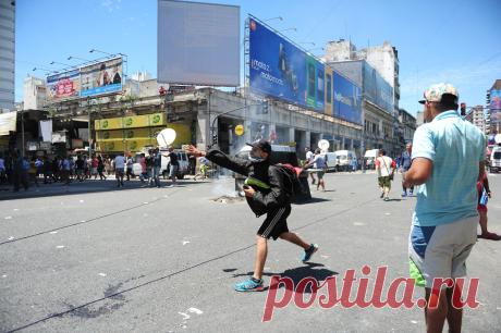 DESALOJO Y TENSIÓN EN ONCE. La Ciudad levantó más de dos mil puestos y los manteros cortan las calles. El operativo policial comenzó a la madrugada entre las avenidas Corrientes y Rivadavia. Los puesteros cortaron Pueyrredón a la altura de la estación de trenes. Tras tres horas de corte la policía avanzó con gas picante y realizó detenciones.