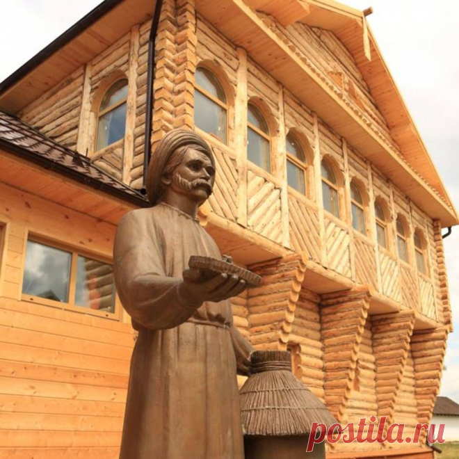 Друзья, уже завтра мы ждем вас на празднике «Медовый спас». Широкая медовая ярмарка и дегустация душистого меда, молодецкие забавы и народные гуляния, концерт фольклорного ансамбля, конкурсы и мастер-классы по созданию «медовых сувениров» - присоединяйтесь!

А на фото - фасад Музея пчеловодства и памятник одному из самых знаменитых пчеловодов Петру Ивановичу Прокоповичу. Обязательно загляните внутрь на экскурсию!

#Этномир #Ethnomir #МузейПчеловодства