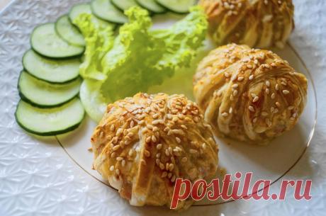 Соленые клубочки с мясным фаршем под сыром

Ингредиенты:

300 г слоеного теста
500 г мясного фарша (у меня из говядины и свинины с добавлением лука и чеснока)
приправы для мяса
соль
1 яйцо
100 г сыра
1 желток для смазывания клубочков
кунжут для посыпки

Приготовление:

В фарш добавляем соль, приправы и яйцо, хорошо перемешиваем до однородной консистенции. Сформировать из фарша шарики не очень крупные и не очень маленькие. Присыпать тертым сыром. Готовое слоеное тесто размо...