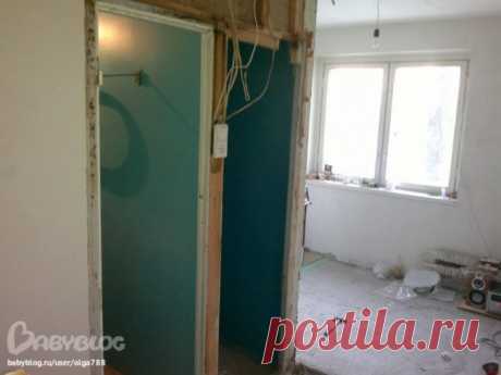 Дизайн белой кухни 6 кв.м с ярким фартуком (20 фото )