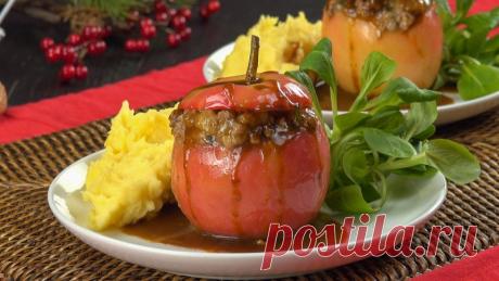 Яблоко, фаршированное утиной грудкой для рождественской еды